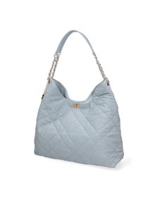 Gequilted lichtblauwe handtas met een zachte textuur, voorzien van een kettingriem en een klein metallic logo-accent aan de voorkant.