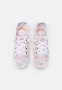 Rosa teksturert stoff sneakers med hvite snørebånd og gummisåler. Innvendig mønster med blomsterdesign i lyserosa og gulllogo.