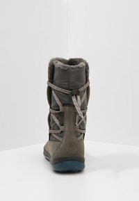 Grå mocka och vadderad vinterkänga med foder av konstpäls, snörning och en slitstark sula, med kontrasterande grå detaljer och textur.