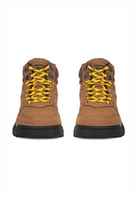 Hnedé semišové turistické topánky so žltými šnúrkami, čiernymi gumovými podrážkami a kovovými očkami; navrhnuté pre odolnosť a priľnavosť.