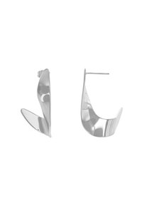 Orecchini a cerchio in metallo argento con un design elegante e curvo. Superficie liscia, riflettente e senza accenti o motivi visibili.