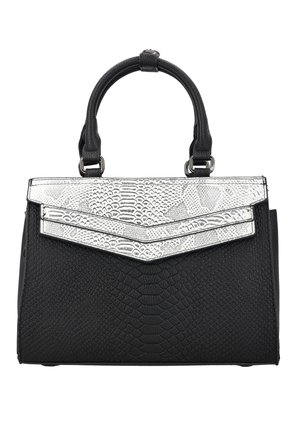 Sort håndtaske med tekstureret mønster, med en sølvfarvet klap med slangeskindsmønster og to korte håndtag fastgjort med metalringe.