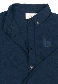 Cămașă bleu marin cu buton, dintr-un material texturat, având un mic logo brodat pe piept și nasturi din metal pe plachetă.