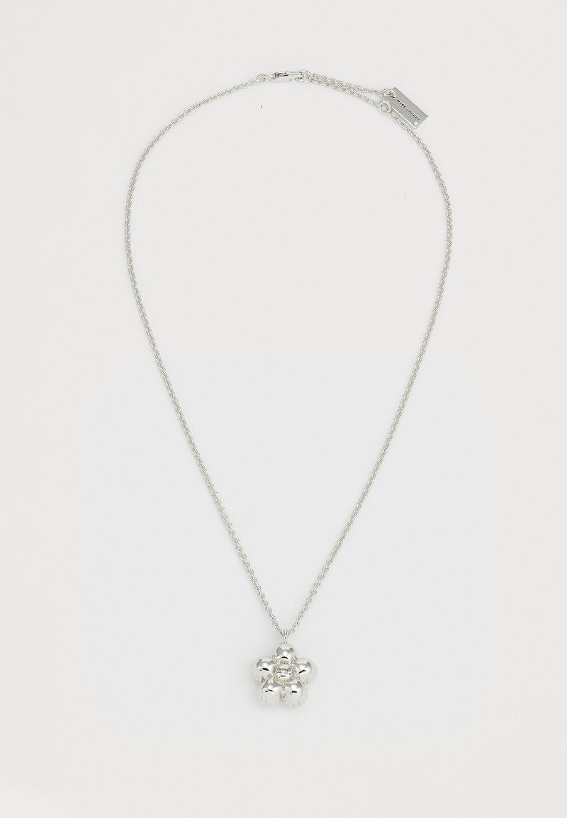 Strieborný náhrdelník s kvetinovým príveskom s zaoblenými lupienkami, textúrovaným povrchom a skrúteným reťazcom pre elegantný vzhľad.