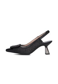 Scarpa slingback nera con punta affusolata, texture intrecciata, punta lucida in vernice e dettaglio di fiocco decorativo sulla tomaia. Tacco di 4 cm.