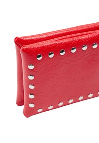 Czerwony skórzany portfel o teksturowanym wykończeniu, z ozdobnymi srebrnymi ćwiekami wzdłuż krawędzi. Kompaktowy i prostokątny kształt.