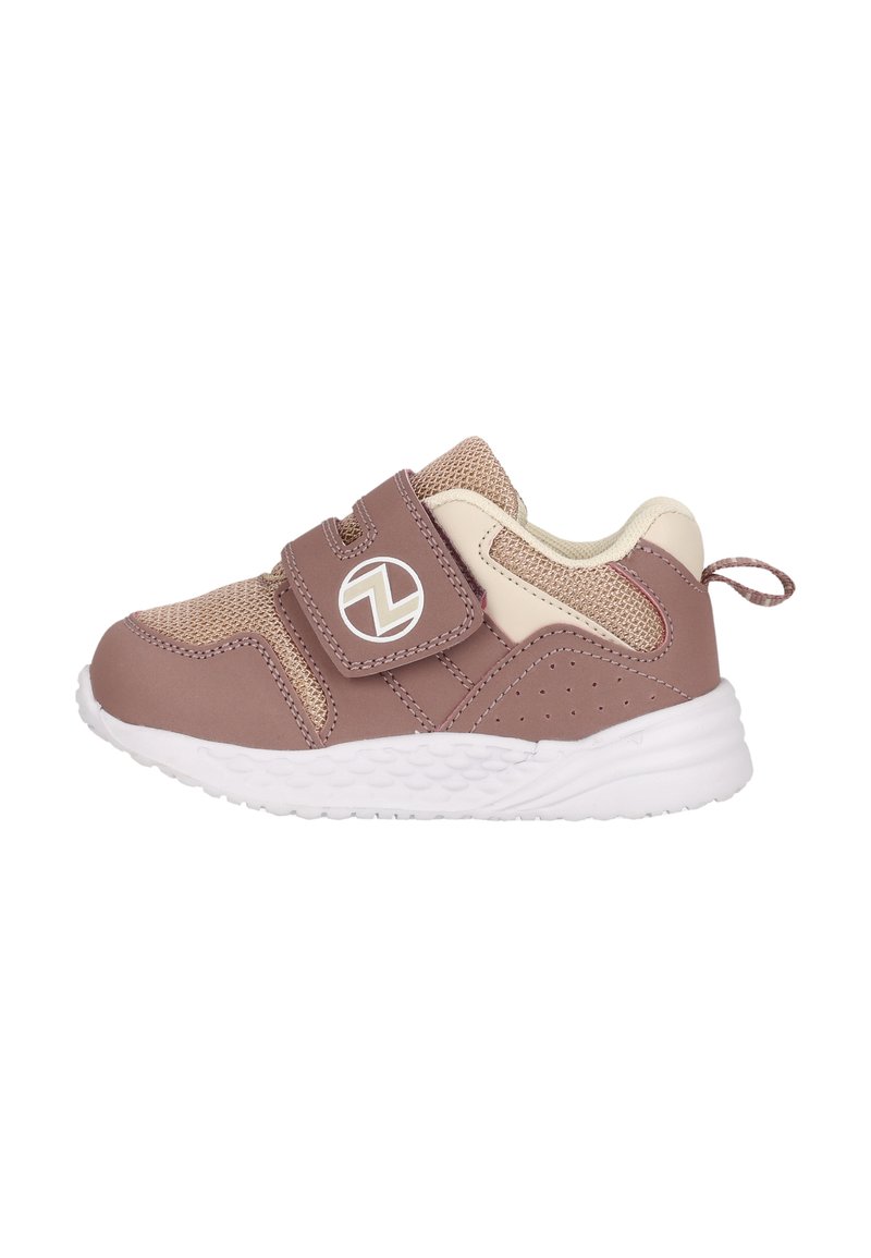 Sneaker in hellrosa und beigem Mesh mit synthetischen Akzenten. Verfügt über einen Velcro-Riemen, ein Logo-Detail und eine strukturierte weiße Gummisohle.