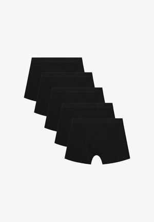 Pięć czarnych męskich bokserek ułożonych w falującym rzędzie na białym tle.