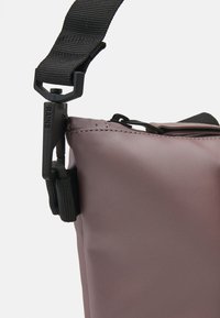 Rains TOTE BAG MICRO UNISEX - Torba preko tijela - muse