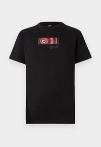 Zwarte katoenen t-shirt met een rode grafische print op de voorkant, voorzien van cirkelvormige en gebarsten elementen. Korte mouwen en een ronde hals.