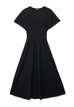 Zwarte midi-jurk met korte mouwen, ronde halslijn, getailleerde taille en geplooide rokdetail, plat gelegd op een witte achtergrond.