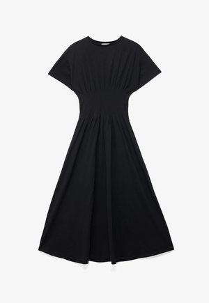 Czarna sukienka midi z krótkim rękawem, okrągłym dekoltem, taliowana, z plisowaną spódnicą, rozłożona na białym tle.