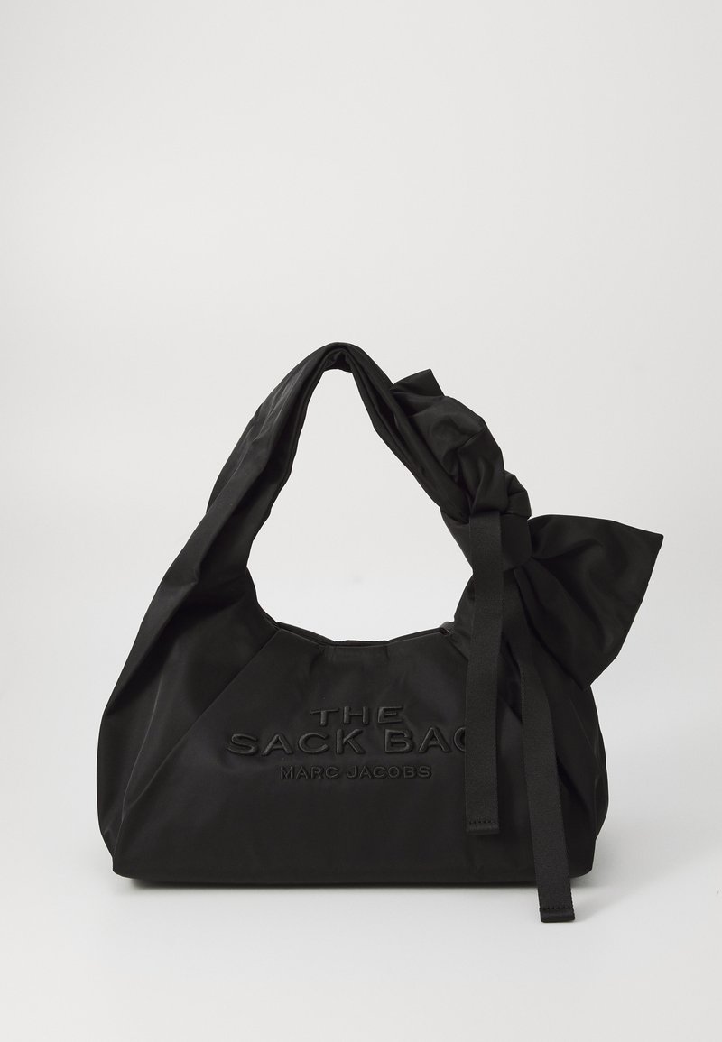 Sac fourre-tout en nylon noir avec une poignée douce et nouée, comportant un texte en relief indiquant "LE SAC" et une texture lisse et mate.