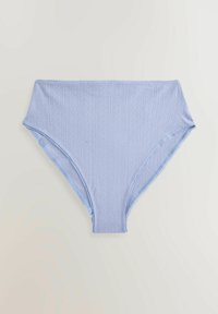 Lichtblauwe hoge bikini onderkant met ribbeltextuur, decoratieve stiksels langs de taille en een gematigde dekking.