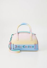 Torebka w pastelowym gradiencie o strukturalnym kształcie, wyposażona w zamek błyskawiczny, podwójne górne uchwyty oraz regulowany pasek. Ozdobiona logo "Juicy Couture".