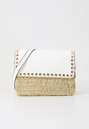 Sac à main en paille tissée avec un rabat en cuir blanc, des œillets dorés et une bandoulière. Corps texturé avec des accents lisses et brillants.
