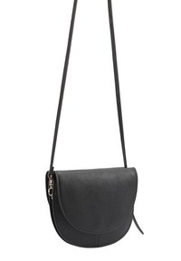 Zwarte leren crossbody tas met een gebogen klepluiting, gestructureerd oppervlak, enkele verstelbare schouderband en subtiele stikdetails.