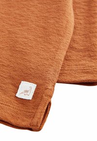 Next HENLEY NECK STANDARD - Top dugih rukava - rust brown