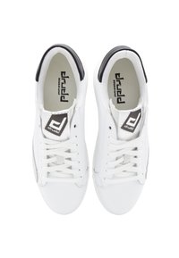 Sneakers bianchi con una tomaia in pelle liscia, dettagli neri sul tallone, lacci piatti e un logo sulla linguetta. Design semplice e classico.