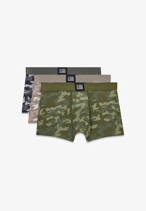 Trois paires de boxers hommes en motifs camouflage vert, beige et noir, chacun avec une ceinture unie et une étiquette de marque au centre devant.