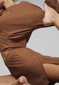 Puma PREMIUM STUDIO - Pantalón corto de deporte - teak