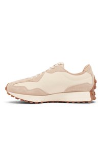 Beige a hnědé tenisky New Balance s semišovými detaily, bílé tkaničky a texturovanou hnědou gumovou podrážkou, zobrazené z boku na bílém pozadí.
