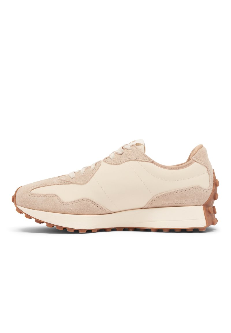 Beige a hnědé tenisky New Balance s semišovými detaily, bílé tkaničky a texturovanou hnědou gumovou podrážkou, zobrazené z boku na bílém pozadí.