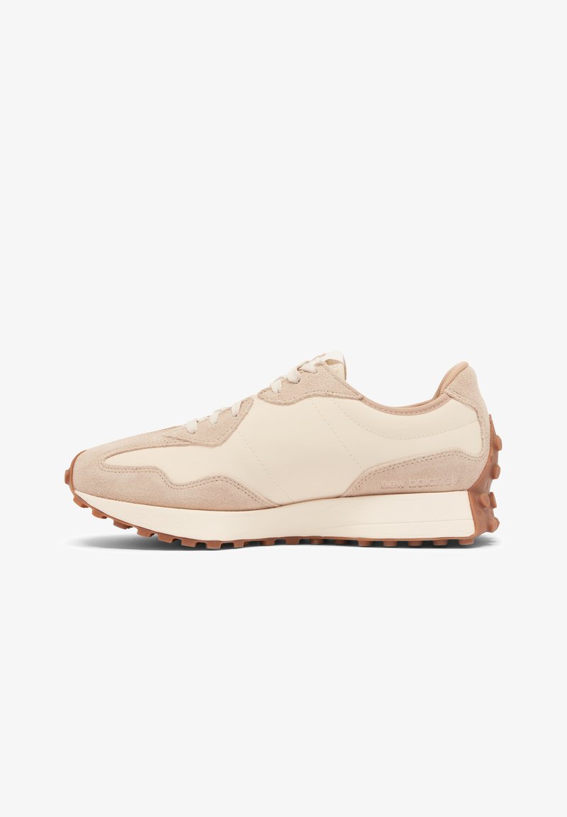 Beige a hnědé tenisky New Balance s semišovými detaily, bílé tkaničky a texturovanou hnědou gumovou podrážkou, zobrazené z boku na bílém pozadí.