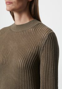 Khaki sweter z dzianiny o prążkowanej strukturze, z wysokim okrągłym dekoltem i długimi rękawami, charakteryzujący się lekkim i oddychającym fasonem.
