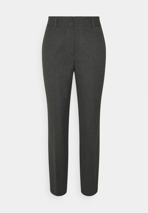 Pantalon gris sur mesure avec une coupe droite, devant plat, passants pour ceinture, et une texture subtile. Pas de poches visibles ni détails métalliques.