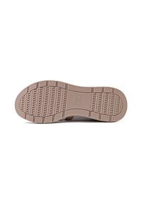 Sola leggera della scarpa caratterizzata da una superficie in gomma testurizzata di un beige chiaro con un motivo a griglia per trazione e supporto.