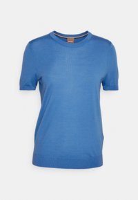 Suéter de punto azul de manga corta con cuello redondo, puños y dobladillo de canalé, y una pequeña etiqueta de BOSS en el interior del cuello.