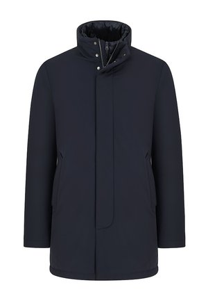 Granatowy, wodoodporny płaszcz z wysokim kołnierzem, zapięcie na napy z przodu, boczne kieszenie i gładka faktura tkaniny.