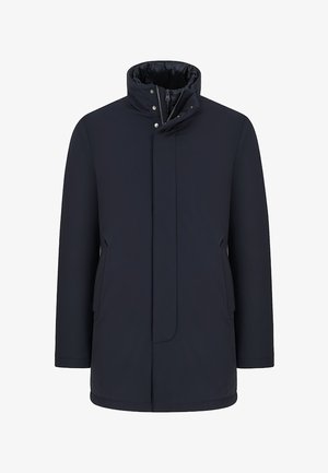 Granatowy, wodoodporny płaszcz z wysokim kołnierzem, zapięcie na napy z przodu, boczne kieszenie i gładka faktura tkaniny.