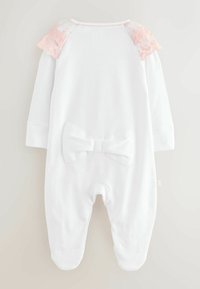 Biały body z długim rękawem, z różowymi koronkowymi akcentami na ramionach i detalem w postaci kokardki z tyłu. Miękka tkanina o gładkiej strukturze i zamknięty krój na stopach.