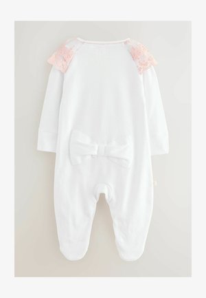 Hvid langærmet heldragt med lyserøde blonder på skulderne og en sløjfedetalje på ryggen. Blødt stof med en glat tekstur og fodet design.