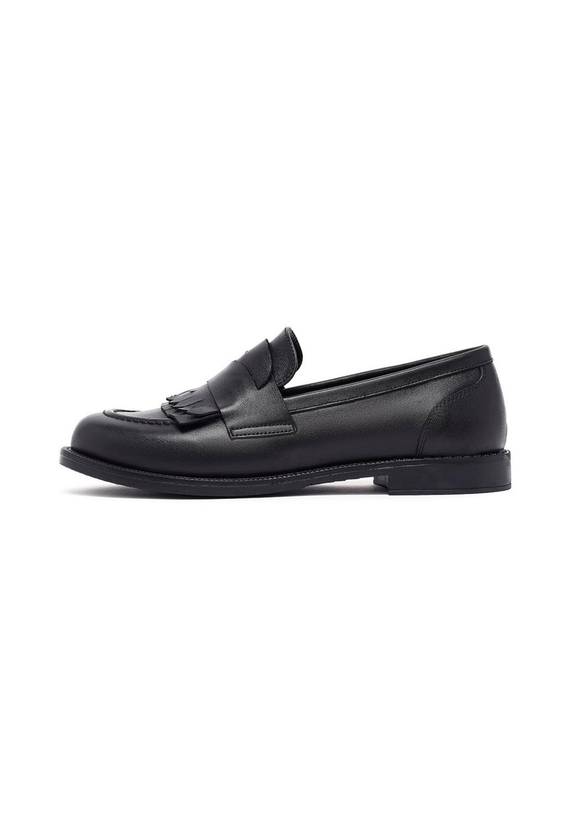 Mocassins en cuir noir avec un accent frangé à l'avant, semelle à profil bas et texture lisse. Design classique avec des détails minimalistes.