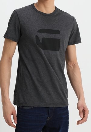 T-shirt à manches courtes gris foncé en coton, avec un grand logo noir sur le devant. Design simple avec col rond et silhouette ajustée.