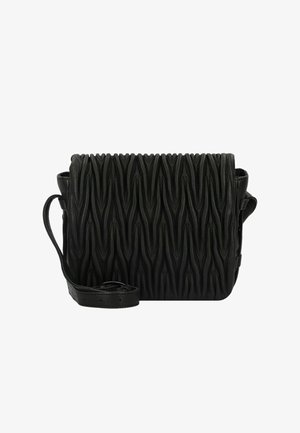 Borsa a tracolla nera in pelle con pieghe ondulate testurizzate, una lunga tracolla regolabile e una forma rettangolare compatta.