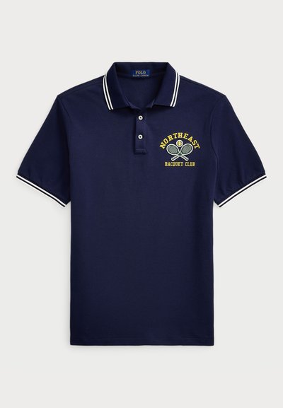 Marineblaues Poloshirt mit einer Drei-Knopf-Leiste, weißem gestreiften Kragen und "NORTHEAST RACQUET CLUB", bestickt in Gelb mit Tennisgrafiken.