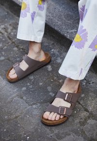 ARIZONA REGULAR - Riemensandalette - mocca