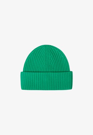 Groene gebreide beanie met een geribbelde textuur, voorzien van een omgeslagen rand en een gladde bovenkant. Het ontwerp is eenvoudig en aansluitend.
