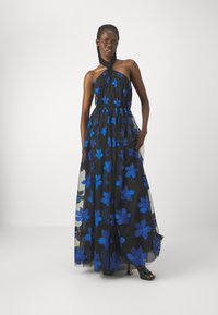 Maxikleid aus schwarzem, transparentem Stoff mit blauem Blumenmuster, im Halterneck-Design und mit gestuften Rock. Verfügt über einen elastischen Bund und eine fließende Silhouette.