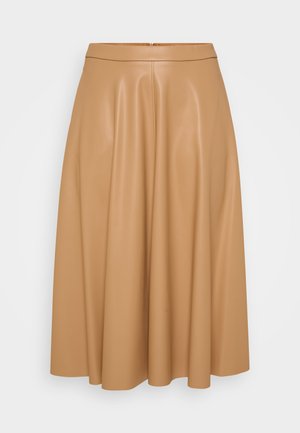 Átfolyó, bézs, műbőr midi szoknya sima textúrával, redőkkel és cipzáros záródással a hátsó részen. Széles derékpánt a tetején.