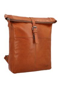 Ruda odinė pašto kuprinė su užtrauktuku viršuje, reguliuojamu diržu ir lygiu paviršiumi. Savybė yra matomos siūlės ir elegantiška siluetas.