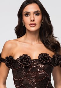 Robe marron à sequins, décolletée, ornée d'applications de roses en tissu au niveau du col, avec une silhouette ajustée et des motifs complexes de perles.