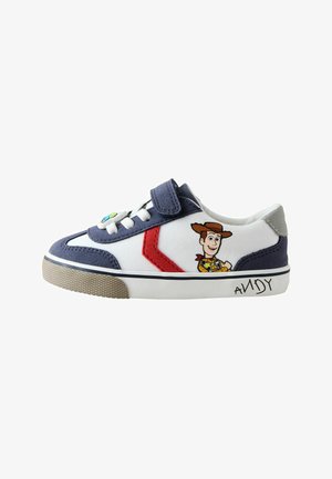 Dziecięcy trampka w kolorach niebieskim i białym, czerwona aplikacja w kształcie jodełki, rzep, postać Woody z Toy Story po boku oraz "Andy" napisane odręcznie na podeszwie.