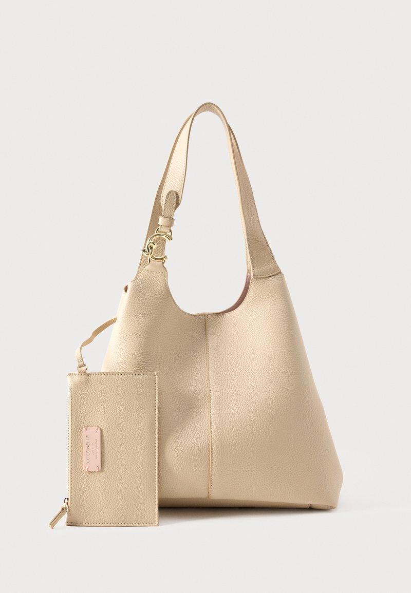 Borsa a mano in pelle beige con finitura strutturata, dotata di una tracolla larga, una chiusura dorata e una pochette abbinata con zip attaccata.