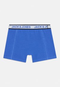 Kék boxer nadrág puha anyagból, fekete-fehér rugalmas derékpánttal, amelyen a "JACK & JONES" felirat szerepel. Simaság, normál szabás.