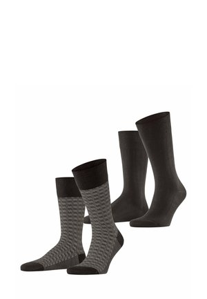 Vier Paare Socken: zwei einfarbige, dunkelgraue, kniehohe Socken und zwei dunkelgraue, gemusterte Strümpfe mit einem gerippten Bund und strukturierten Designs.